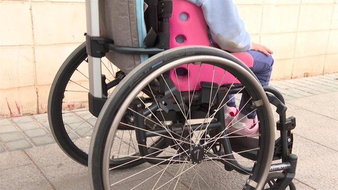 La comunidad educativa del CEIP Tomás de Villarroya de Valncia, especializado en alumnado con discapacidad motriz, denuncia los continuos problemas con el único ascensor del que disponen y exigen la instalación de un segundo elevador