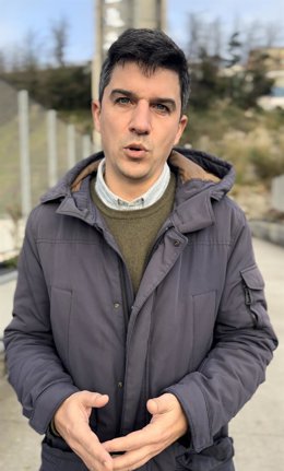 El portavoz del PSOE de Santander, Daniel Fernández, junto al ascensor de la Peña del Cuervo
