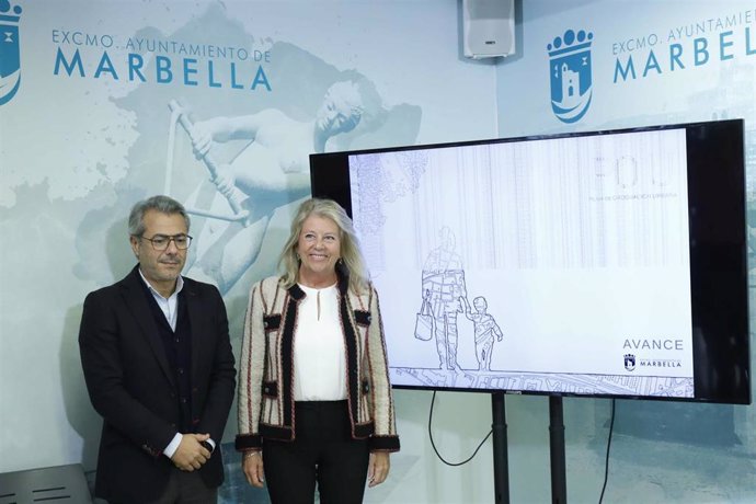 La alcaldesa de Marbella (Málaga9, Ángeles Muñoz, y el edil de Urbanismo, Eduardo Díaz, presentan la aprobación del avance del Plan de Ordenación Urbana.