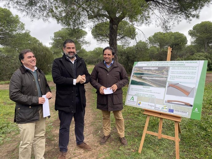 Vista a las obras de los tramos de carril bici que conectarán El Portil con El Rompido y Los Enebrales con La Bota (Huelva).