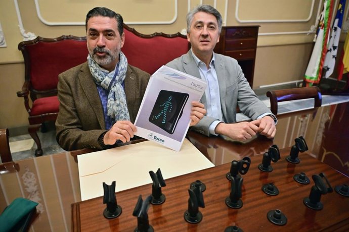El concejal de Movilidad del Ayuntamiento de Cádiz, Juan Manuel Verdulla, y el director provincial de la ONCE en Cádiz, Alberto Ríos, presentan los nuevos semáforos con avisadores a través de bluetooth.