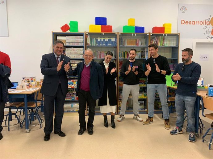 El delegado de Desarrollo Educativo de Almería y el alcalde de Vícar visitan el 'aula del futuro' del CEIP Saint Sylvain d'Ajou de La Gangosa.