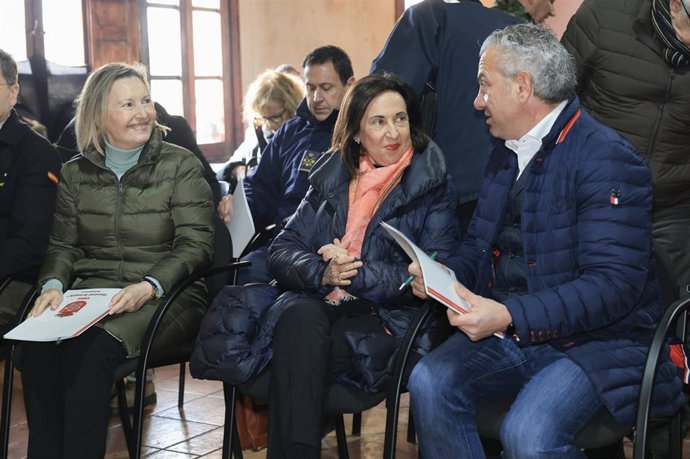 Robles en su visita a Monte la Reina, junto al delegado del Gobierno.