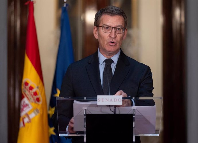 El presidente del Partido Popular, Alberto Núñez Feijóo, ofrece declaraciones durante la sesión extraordinaria del Congreso, en el Palacio del Senado, a 18 de enero de 2024, en Madrid (España). El Congreso de los Diputados aprueba hoy la iniciativa impu