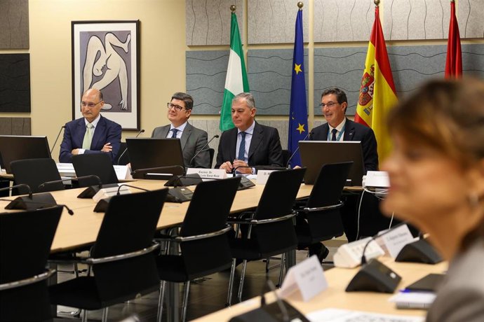 El alcalde de Sevilla se reúne con responsables del Joint Research Centre de La Cartuja.