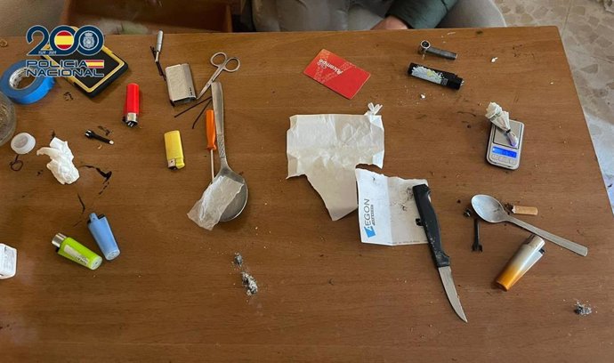 Droga y objetos intervenidos.