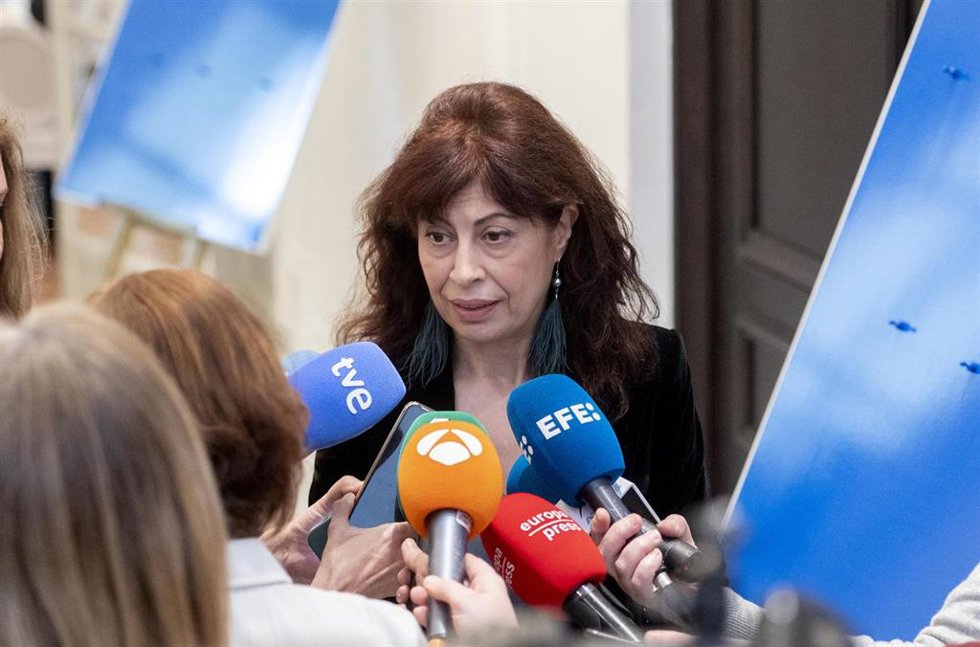 La ministra de Igualdad, Ana Redondo, ofrece declaraciones a los medios a su salida de un desayuno informativo de Fórum Europa, en el Hotel Mandarin Oriental Ritz, a 18 de enero de 2024, en Madrid (España).