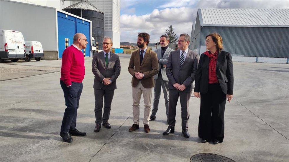 García-Gallardo junto a Dueñas, Veganzones y la presidenta de la Diputación (D) en la visita a la harinera.