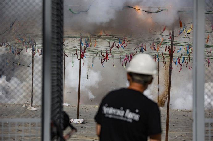 Archivo -  Un treballador d'una pirotcnia durant una 'masclet' en la Plaa de l'Ajuntament de Valncia  