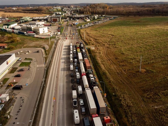 Archivo - Camiones en la frontera entre Polonia y Ucrania