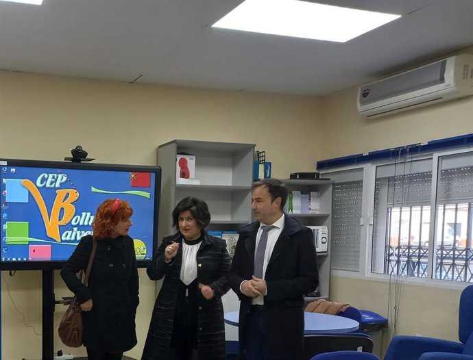 El delegado de Desarrollo Educativo y FP, Carlos Soriano, en su visita al curso.