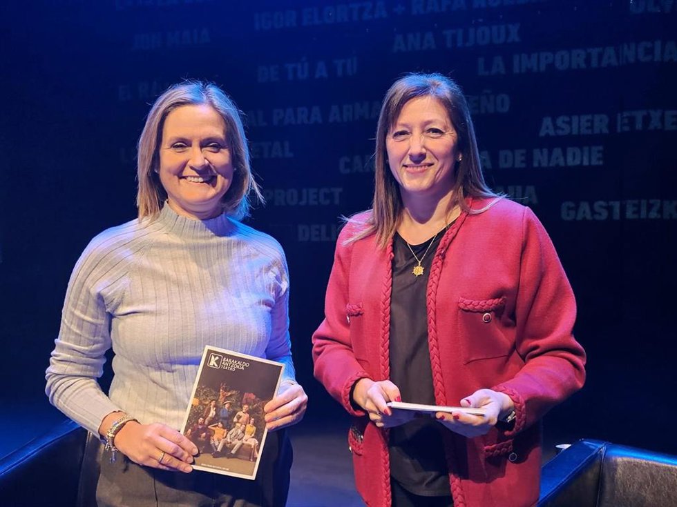La alcaldesa de Barakaldo, Amaia del Campo, y la directora del Teatro, Ana López Asensio.