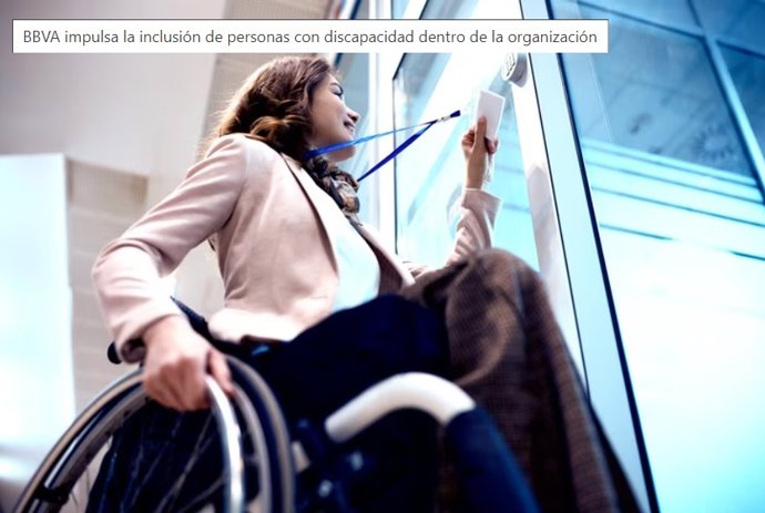 Archivo - Persona en silla de ruedas en una sucursal del banco BBVA.