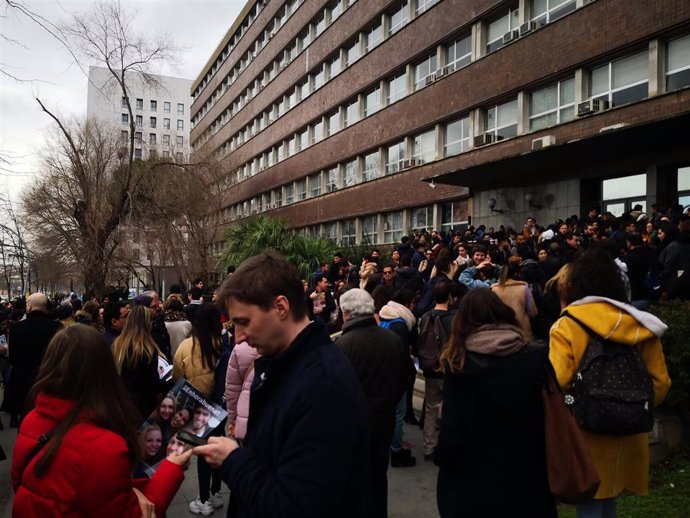 Archivo - Personas esperando para el examen del MIR en la Facultad de Física de la UB.