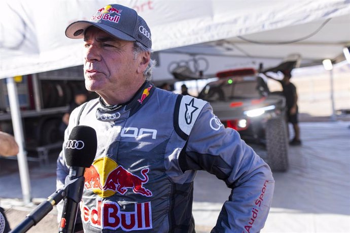 Carlos Sainz atiende a los medios tras una etapa del Rally Dakar 2024