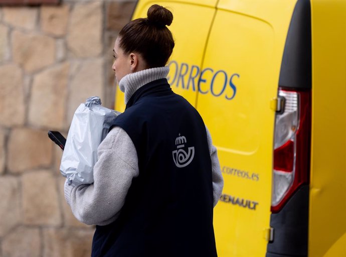 Una trabajadora de Correos, a 12 de enero de 2024, en Madrid (España). 