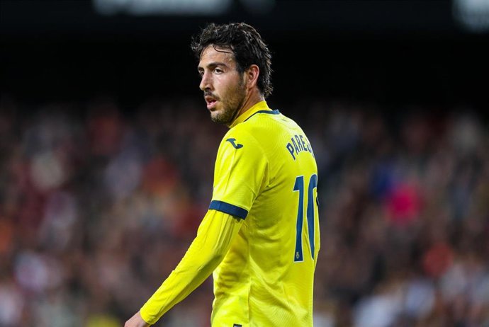 El centrocampista del Villarreal CF Dani Parejo, ante el Valencia CF en Mestalla.