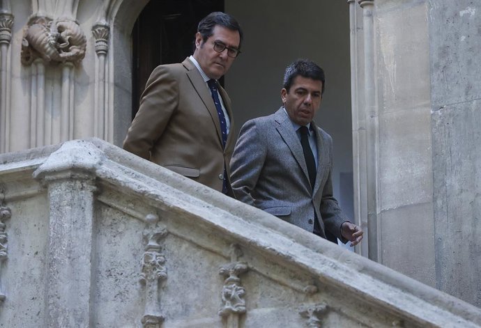 El president de la Confederació Espanyola d'Organitzacions Empresarials (CEOE), Antonio Garamendi (e) i el president de la Generalitat valenciana, Carlos Mazón (d)