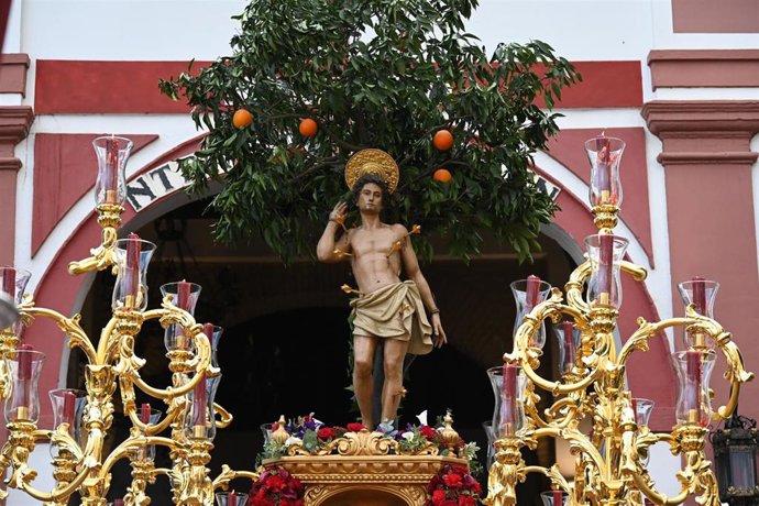 Archivo - Paso de San Sebastián a la salida de su templo.