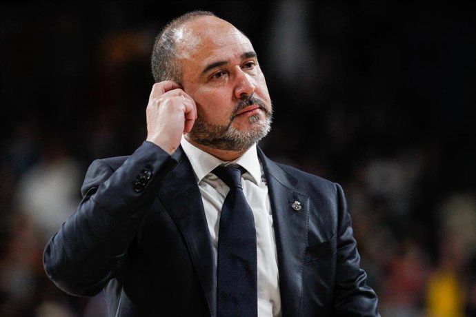 El entrenador del Real Madrid de baloncesto, Chus Mateo, durante un partido