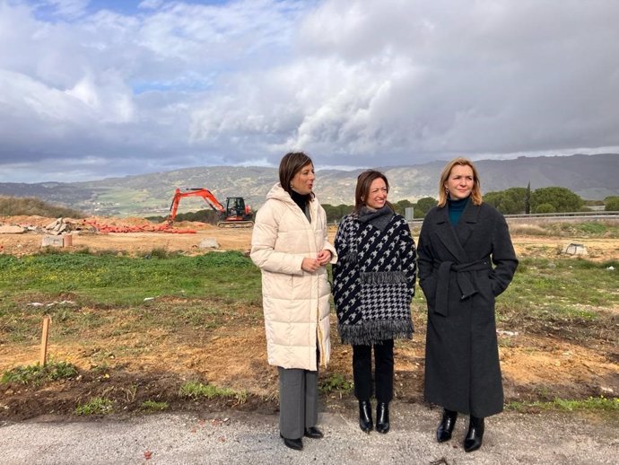 La delegada del Gobierno andaluz en Málaga, Patricia Navarro, visita la obra de urbanización de La Dehesa de Ronda, junto a la alcaldesa y la delegada de Fomento.