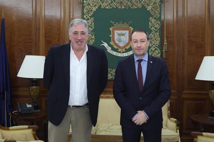 El alcalde de Pamplona, Joseba Asiron, ha recibido este jueves en su despacho de la Casa Consistorial al rector de la Universidad Pública de Navarra, Ramón Gonzalo.