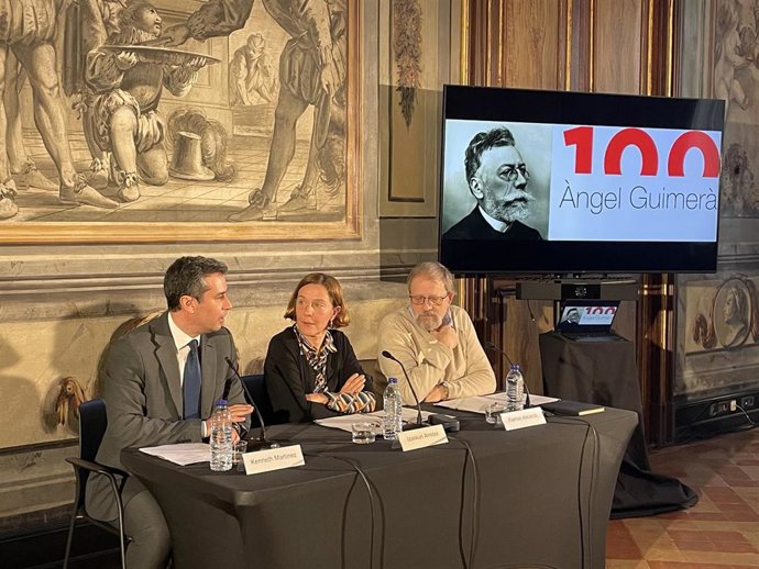 El alcalde Kenneth Martínez, la directora de la ILC Izaskun Arretxe y el comisario Ramon Bacardit, en la presentación del Any Guimer