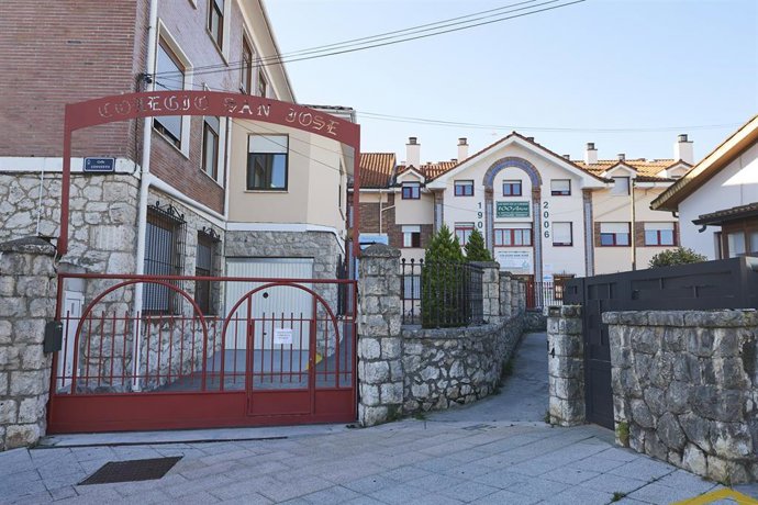 Archivo - Entrada del colegio San José de Astillero.