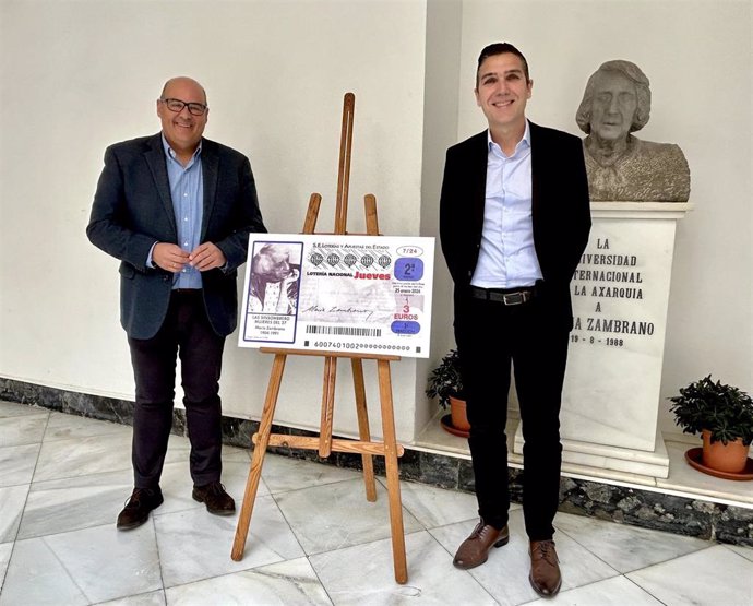 Presentación en Vélez-Málaga del décimo de lotería que homenajea a la filósofa María Zambrano.