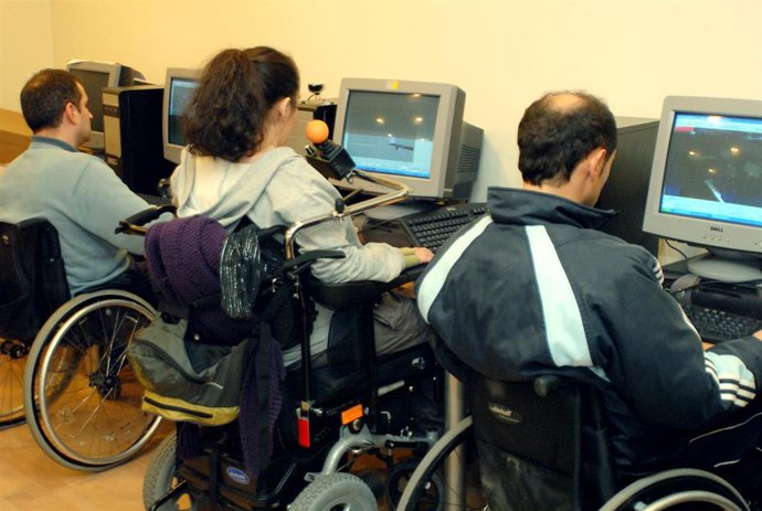 Archivo - Personas con discapacidad haciendo uso de diversos dispositivos electrónicos. 