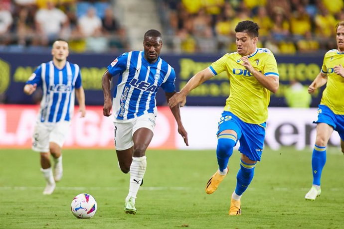 Archivo - Mamadou Sylla of Deportivo Alaves and Jorge Mere of Cadiz in action during the Spanish league, La Liga EA Sports, football match played between Cadiz CF and Deportivo Alaves at Nuevo Mirandilla stadium on August 14, 2023, in Cadiz, Spain.