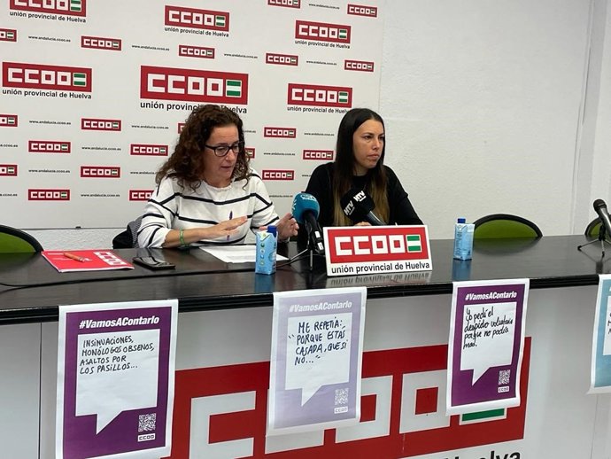 Archivo - La secretaria general del CCOO en Huelva, Julia Perea (izquierda), junto a la responsable de Mujer y Políticas de Igualdad del sindicato, Teresa Pulido.