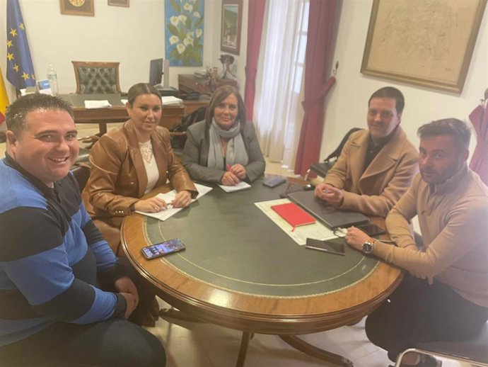 La delegada de Justicia, Administración Local y Función Pública de la Junta de Andalucía en Córdoba, Raquel López (segunda por la izda.), en su visita a Cardeña.