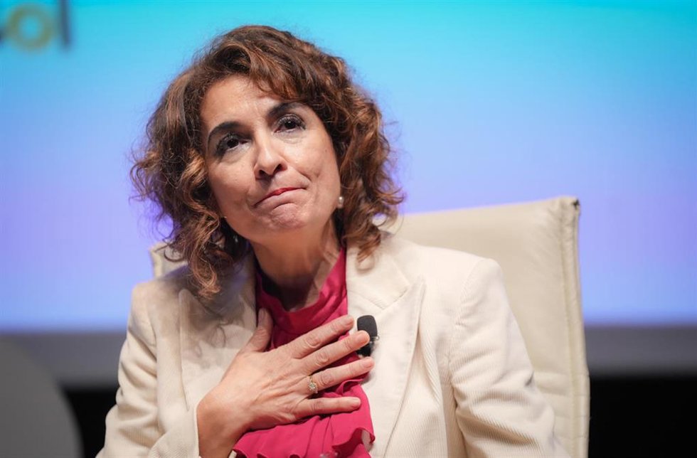 La vicepresidenta primera del Gobierno y ministra de Hacienda, María Jesús Montero (c), durante su participación en los Encuentros SER, a 12 de enero del 2024 en Sevilla (Andalucía, España).