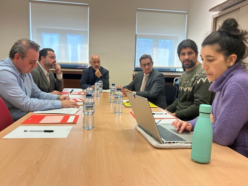 El concejal del grupo municipal de VOX en el Ayuntamiento de Zaragoza, David Flores, y el diputado por Huesca en las Cortes de Aragón, David Arranz, con representantes de la Asociación Mensa Cívica y la Plataforma Come Pública