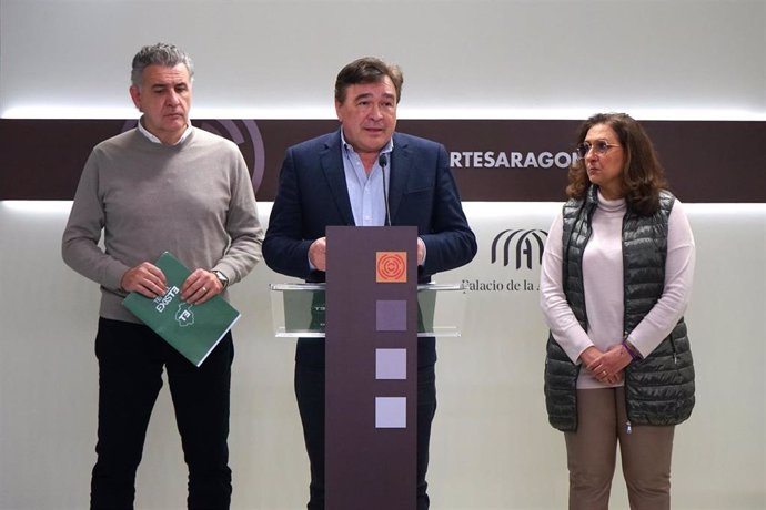 Tomás Guitarte durante la rueda de prensa, junto a los diputados Pilar Buj y Joaquín Moreno.