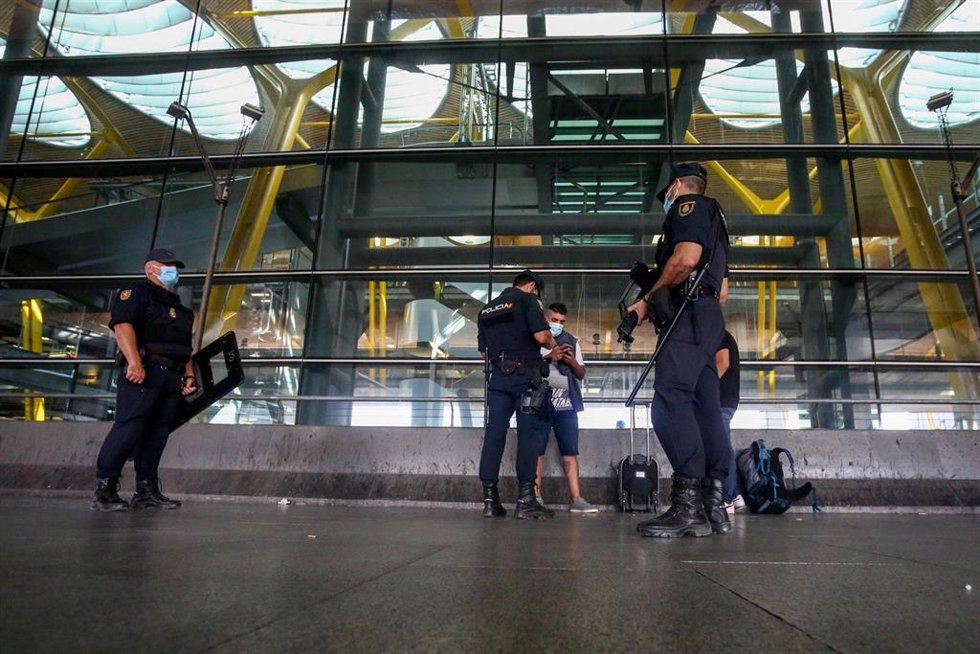 Archivo - Agentes de Policía Nacional en el aeropueto de Madrid-Barajas