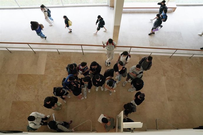 Archivo - Arquivo - Estudantes nos corredores da Universidade o día que comezan  os exames das probas de acceso á universidade 2023 en Galicia, na facultade de Ciencias da Comunicación da Universidade de Santiago de Compostela, a 6 de xuño d