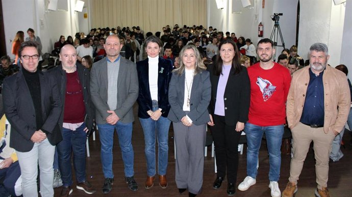 El presidente de la Mancomunidad Campiña Sur, Miguel Ruz (tercero por la izda.), en la inauguración del punto de encuentro centrado en la Economía Social.