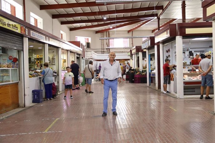 Archivo - El concejal de Comercio, José Luis Madueño, en una visita al Mercado de Abastos.