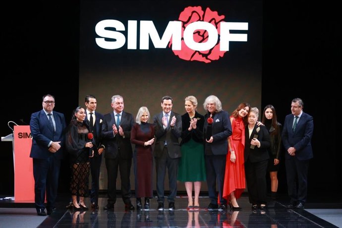 Autoridades presentes, con la infanta Elena de Borbón, el presidente de la Junta y el alcalde de Sevilla a la cabeza, en el acto de inauguración de Simof.