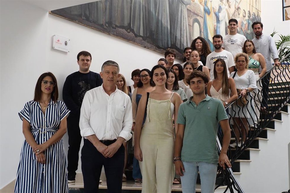 El alcalde de Palos de la Frontera (Huelva), Carmelo Romero, junto a jóvenes de la localidad beneficiados con las Becas Erasmus,