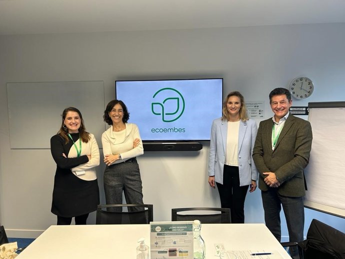 La vicesecretaria de Desarrollo Sostenible del PP, Paloma Martín, durante una visita a Ecoembes acompañada del secretario ejecutivo de Biodiversidad, Rafael García.