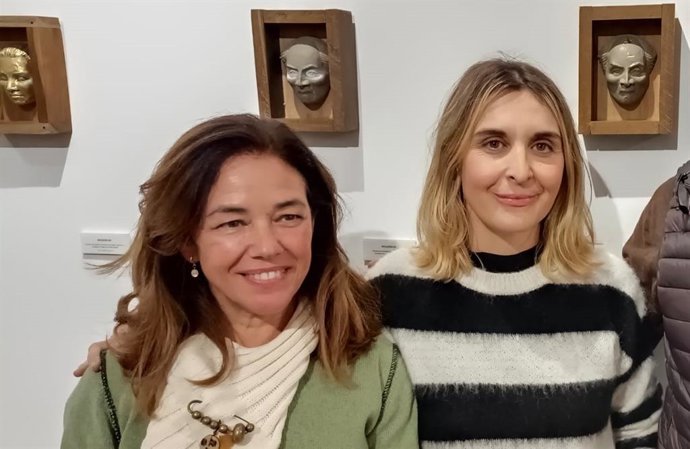 Helena Ruiz, vicepresidenta de la Fundación Aparejadores (izquierda) y la artista Ana Iturrate, en la exposición.