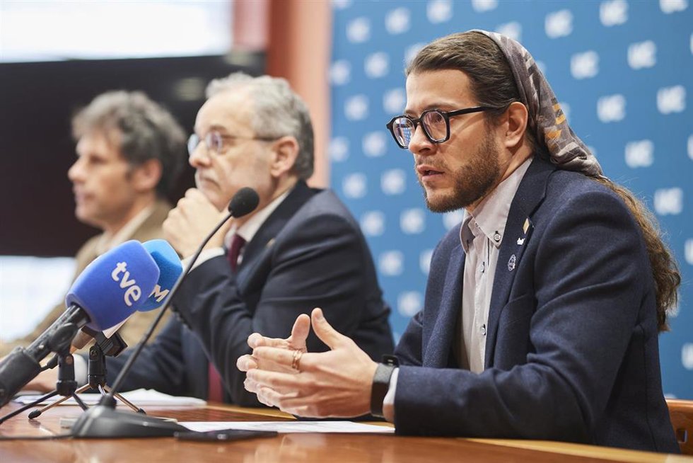 El investigador Leonardo Scarabelli (1d) durante rueda de prensa en la UC junto al rector, Ángel Pazos, y el vicerrector, Carlos Beltrán