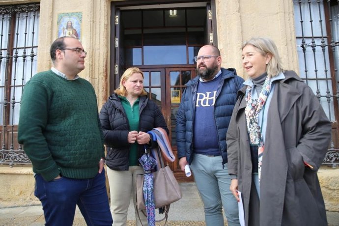 La delegada territorial de Justicia, Administración Local y Función Pública de la Junta de Andalucía en Cádiz, Ana Bertón, y el diputado provincial responsable del Área de Cooperación, Javier Bello, en una visita en Bornos