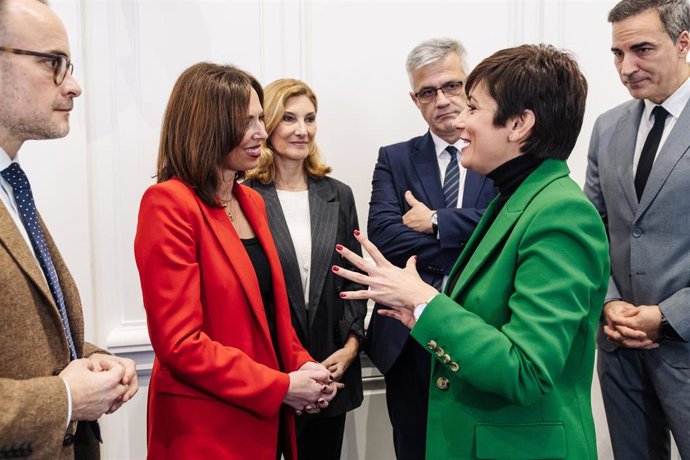 La consejera de Fomento de la Junta de Andalucía, Rocío Díaz, y la ministra de Vivienda y Agenda Urbana, Isabel Rodríguez, conversan antes de la Conferencia Sectorial de Vivienda, Urbanismo y Suelo celebrada en el Ministerio.