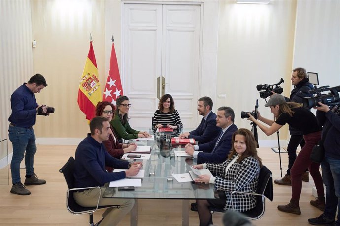 La presidenta de la Comunidad de Madrid, Isabel Díaz Ayuso (c), preside una reunión con los portavoces del grupo parlamentario de Más Madrid, en la Asamblea de Madrid