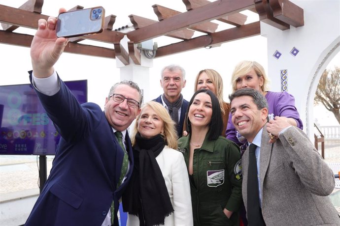 Selfie de familia del Benidorm Fest