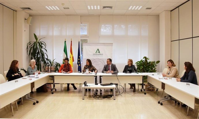 Catalina García se reúne con los colegios oficinales de Psicología de Andalucía Occidental y Oriental